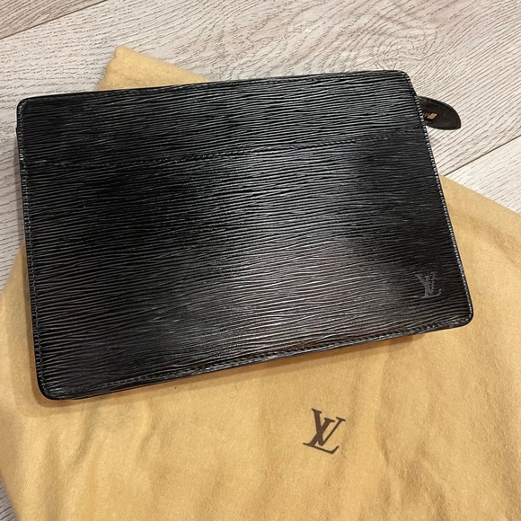 Louis Vuitton epi clutch